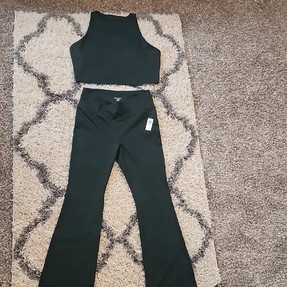 Old Navy Hunter Green Cropped Top and Yoga Pants Set